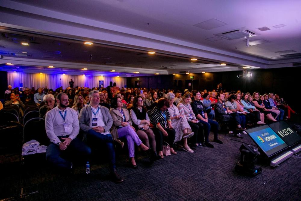 Plateia acompanhando a palestra no auditorio