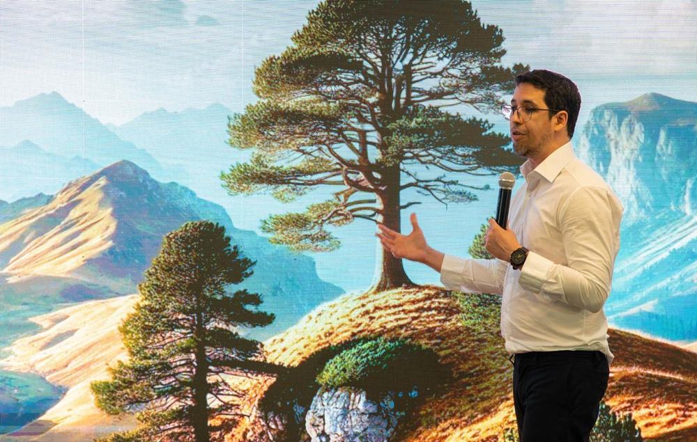 Romanni falando no palco do Movimento Transformacional